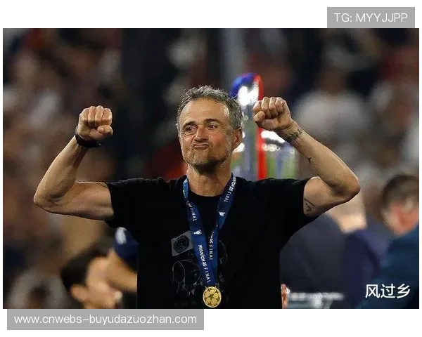 场边镜头:西蒙尼不满判罚被红牌罚下,场边激动抗议