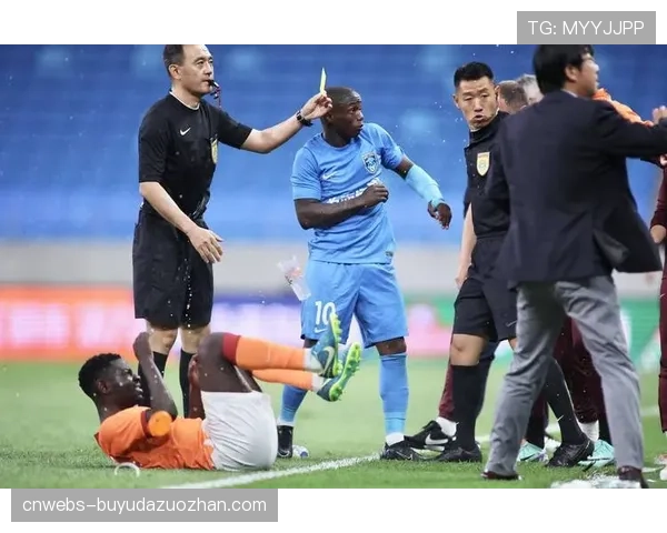 比赛因球迷投掷杂物中断10分钟，主裁判警告将判负